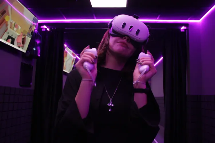 Гостья в VR-шлеме в тагильском OMG VR